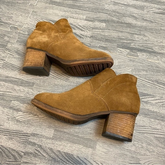 BEARPAW Onyx Suede Block Heel Ankle Boots - Picture 7 of 14
